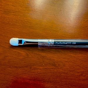 MAC Cosmetics 239  eye shader brush